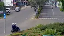 Aktivitas lalulalang kendaraan roda dua dan empat terlihat lengang pada hari ketiga penerapan Pembatasan Sosial Berskala Besar (PSBB) di Bundaran Ciater, Tangerang Selatan, Banten, Senin (20/04/2020). (merdeka.com/Dwi Narwoko)