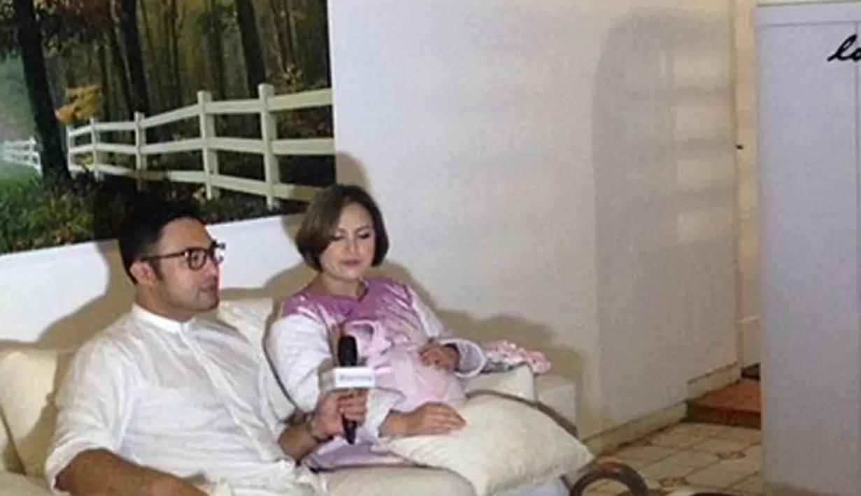 Hubungan keduanya makin dekat setelah bekerja bareng dalam acara Celeb Dance, salah satu televisi swasta. Merasa cocok, Surya langsung melamar Cynthya dalam sebuah acara televisi. (Instagram/cynthia_lamusu)