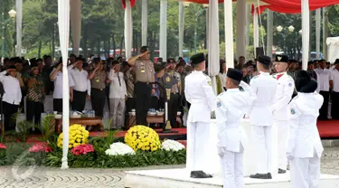 Wakapolri Komjen Pol Syafruddin memberikan hormat saat pengibaran bendera dalam Upacara Hari Santri Nasional di silang Monas, Jakarta, Sabtu (22/10). Upacara mengangkat tema Merajut Kebhinekaan dan Kedaulatan Indonesia. (Liputan6.com/Fery Pradolo)