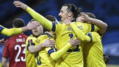 Striker Swedia, Zlatan Ibrahimovic bersama rekan setim merayakan gol ke gawang georgia yang dicetak Viktor Claesson dalam laga Kualifikasi Piala Dunia 2022 Zona Eropa Grup B di Friends Arena, Stockholm, Kamis (25/3/2021). Swedia menang 1-0 atas Georgia. (AFP/Janerik Henriksson/TT News Agency)
