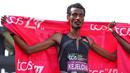 Pelari Ethopia, Yomif Keyelcha melakukan selebrasi setelah finis runner up dalam London Marathon 2026 di London, Inggris, Minggu (27/04/2026) waktu setempat.Keyelcha berhasil finis dengan catatan waktu sub 2 jam, yaitu 1:59:41. (AP Photo/Ian Walton)