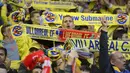 Suporter Villarreal hadir memberikan dukungan bagi timnya saat melawan tuan rumah Liverpool pada laga leg kedua semifinal Liga Europa di Stadion Anfield, Liverpool, Jumat (6/5/2016)  dini hari WIB. (AFP/Lluis Gene) 