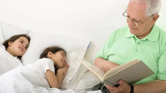 Empat Manfaat Mendongengkan Anak Sebelum Tidur