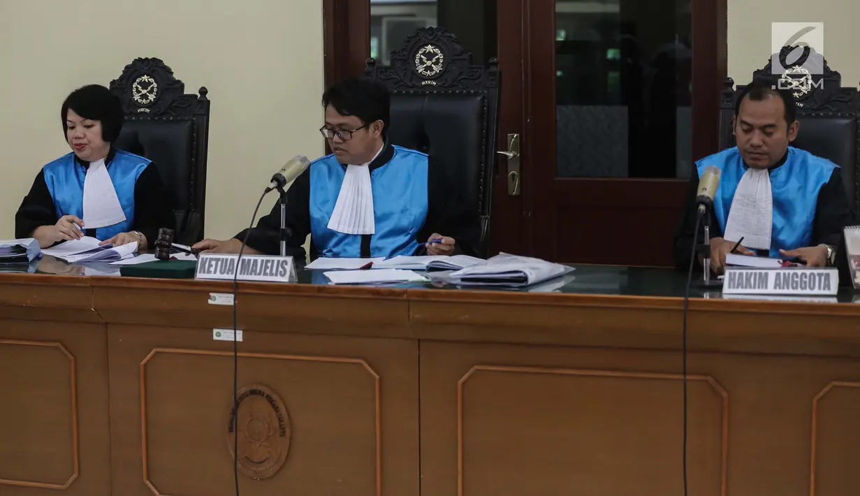 Majelis hakim memimpin sidang gugatan Hizbut Tahrir Indonesia (HTI) di Pengadilan Tata Usaha Negara (PTUN), Jakarta, Kamis (11/1). HTI beralasan doktrin khilafah tidak bertentangan dengan Pancasila. (Liputan6.com/Faizal Fanani)