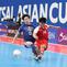 Pemain Timnas Futsal Indonesia, Yogi Saputra berebut bola dengan pemain Jepang, Ryoto Kai dalam laga semifinal Piala Asia Futsal 2026 di Indonesia Arena, Senayan, Jakarta, Kamis (05/02/2026). (Bola.com/Bagaskara Lazuardi)