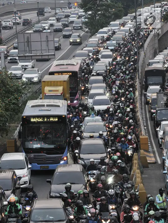 Kendaraan terjebak kemacetan di kawasan Gatot Subroto, Jakarta, Selasa (2/7/2019). Kerugian ekonomi akibat kemacetan Ibu Kota disebabkan sistem publik transportasi masih tertinggal jauh dibandingkan kebutuhan masyarakat untuk melakukan kegiatan ekonomi. (merdeka.com/Iqbal Nugroho)