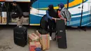 Pemudik memasukkan bawaan ke dalam bagasi bus di terminal bayangan di Pasar Jumat, Jakarta, Rabu (5/5/2021). Jelang pemberlakuan larangan mudik 2021 pada esok hari, sejumlah terminal bayangan di wilayah Jabodetabek dipadati para pemudik tujuan Pulau Jawa dan Sumatera. (merdeka.com/Arie Basuki)