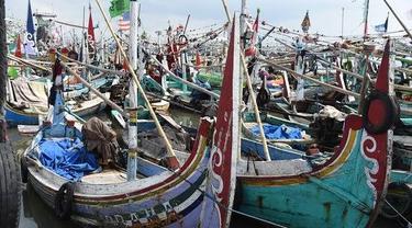 Perahyu nelayan di Pelabuhan Muncar bersandar di pantai satelit (Istimewa)