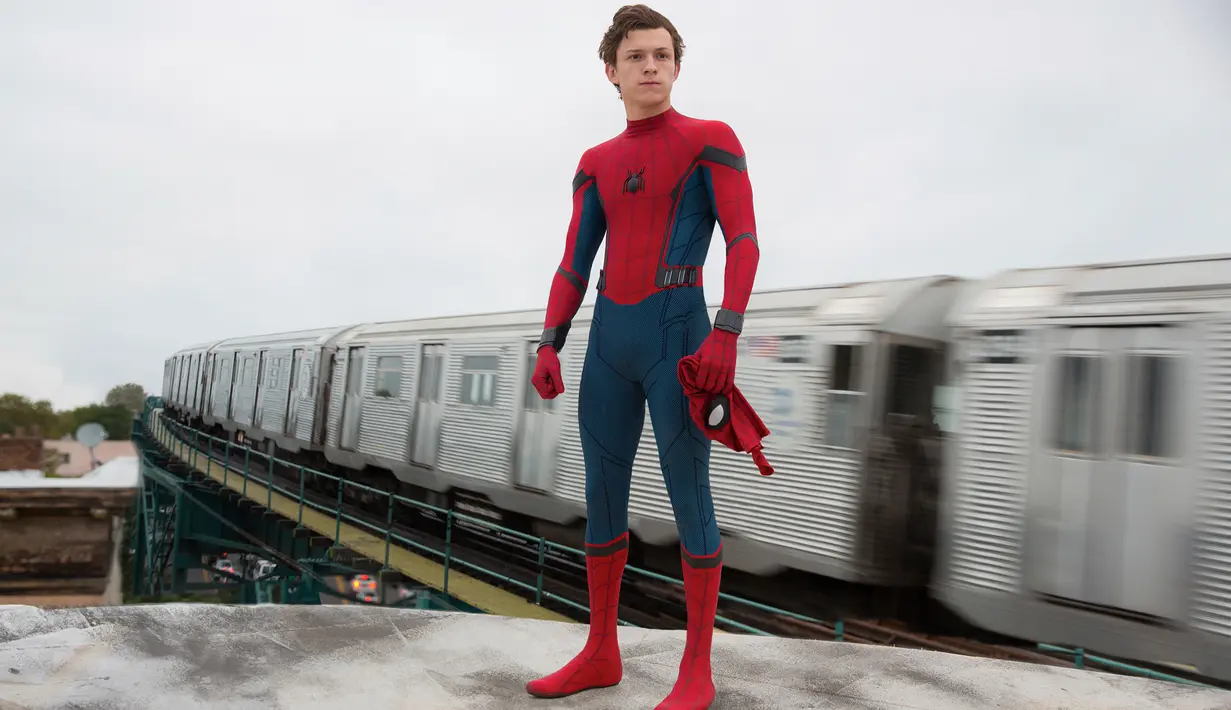 Aktor asal Inggris Tom Holland berada di samping kereta saat syuting film terbarunya, `Spider-Man: Homecoming.`.  Film ini didistribusi oleh Sony Pictures Releasing. (Chuck Zlotnick/Columbia Pictures-Sony via AP)