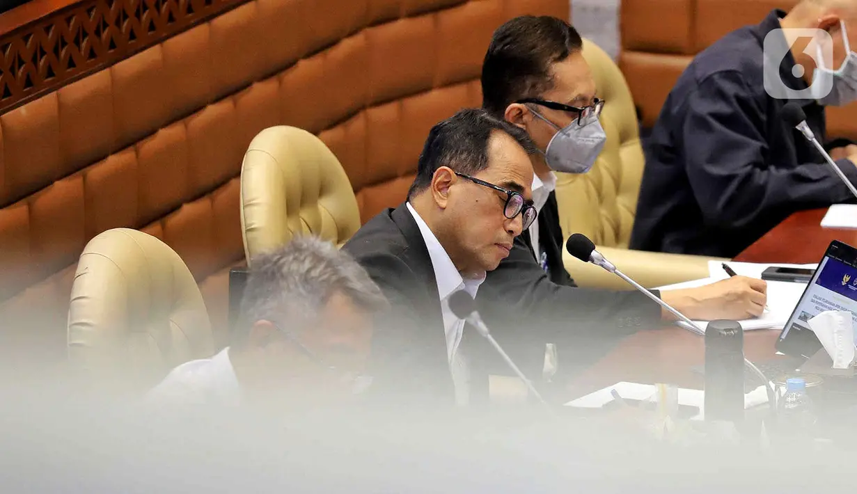 Menteri Perhubungan Budi Karya Sumadi saat mengikuti rapat kerja dengan Komisi V DPR RI di Kompleks Parlemen, Jakarta, Kamis (24/11/2022). Rapat membahas evaluasi pelaksanaan APBN TA 2022, penyerahan hasil kompilasi kunjungan kerja pada Masa Persidangan I Tahun Sidang 2022-2023 dan penanganan bencana gempa. (Liputan6.com/Angga Yuniar)