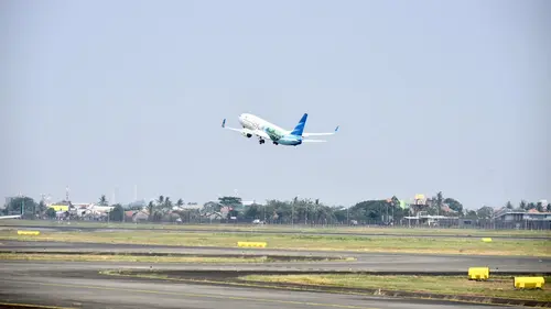 Boeing 737-800 melakukan uji coba terbang menggunakan Bioavtur j2.4 menuju Pelabuhan Ratu. Tangerang, Banten. Rabu (04/10/ 2023).