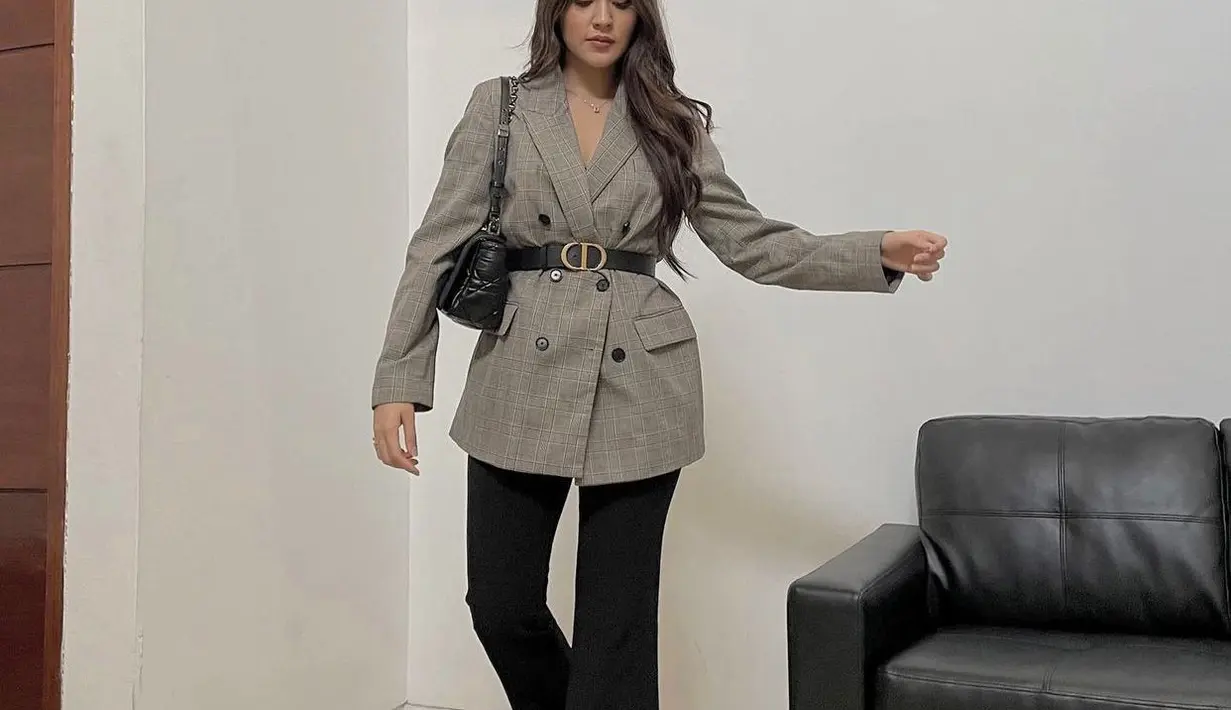 Selain menggunakan inner dress, kamu juga dapat memadu padankan blazer tartan dengan celana highwaist berwarna hitam agar dapat tampil bak Lady Boss. Kamu juga dapat menambahkan ikat pinggang sebagai pemanis.(instagram/raisa6690).