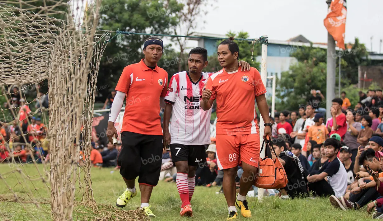Gelandang Persija, Ramdani Lestaluhu, mengalami cedera saat laga ujicoba melawan Barito Putera di Stadion Bea Cukai, Jakarta, Selasa (5/4/2016). Kedua tim bermain imbang 2-2. (Bola.com/Vitalis Yogi Trisna)
