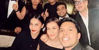 Di tengah sorotan acara peluncuran brand kecantikan, Aaliyah Massaid dan Azizah Salsha tampil kompak serba hitam untuk mendukung suami masing-masing, Thariq Halilintar dan Pratama Arhan, yang didaulat sebagai brand ambassador. [@ochiipramita/@aaliyah.massaid].