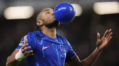Pemain Chelsea, Christopher Nkunku melakukan selebrasi dengan meniup balon setelah mencetak gol ke gawang Southampton dalam laga lanjutan Liga Inggris 2024/2025 di Stamford Bridge, London, Rabu (26/02/2025) WIB. (AP Photo/John Walton)