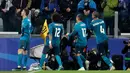 Pemain Real Madrid merayakan gol yang diciptakan Cristiano Ronaldo saat melawan Juventus dalam pertandingan Liga Champions di stadion Allianz, Turin (3/4). (AP/Luca Bruno)