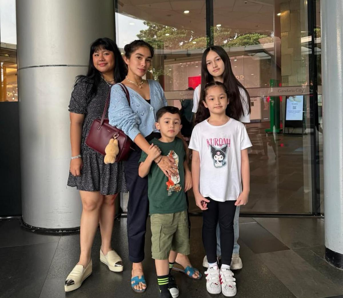 7 Potret Momen Kehangatan Keluarga Andhika dan Ussy, Bukti Cinta yang Makin Erat dengan Anak-anak