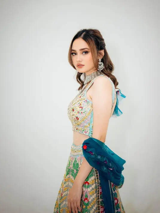 Penampilan pemeran Syifa Hadju memilih nuansa hijau dan biru. Syifa tampil anggun datang bersama dengan Rizky Nazar. [Instagram/syifahadju]