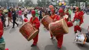 Seniman cilik memainkan alat musik tambur khas Minangkabau saat car free day (CFD) di Jakarta, Minggu (13/1). Pertunjukan ini juga sekaligus untuk mengenalkan keberagaman budaya Nusantara. (Liputan6.com/Angga Yuniar)
