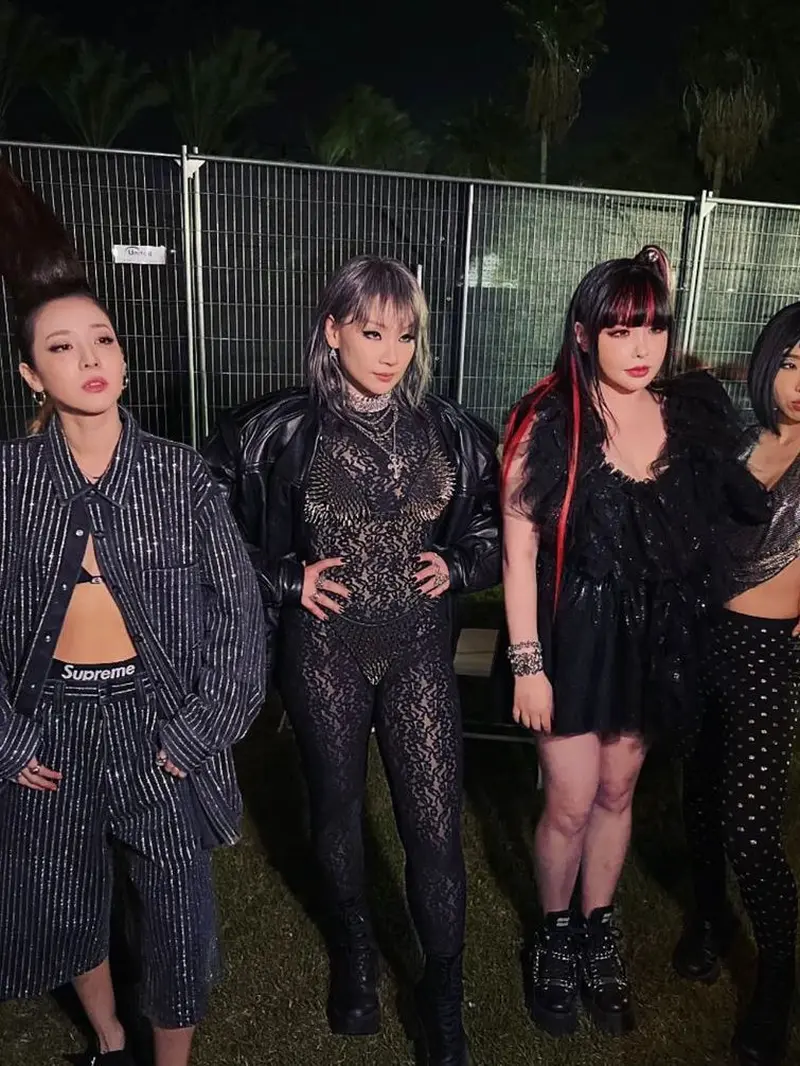 Gaya Sandara Park Reuni 2NE1 di Panggung Coachella Disorot, Tampilkan Kembali Rambut ‘Sapu Ijuk’ Ikoniknya