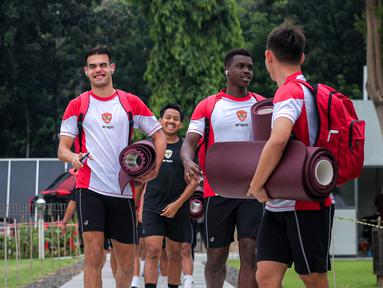 Kedatangan pemain Timnas Indonesia U-20, Jens Raven (kiri) bersama rekan-rekannya saat latihan resmi menjelang Kualifikasi Piala Asia U-20 2025 yang berlangsung di Lapangan A, Stadion Utama Gelora Bung Karno (SUGBK), Senayan, Jakarta, Selasa (24/09/2024). (Bola.com/Bagaskara Lazuardi)