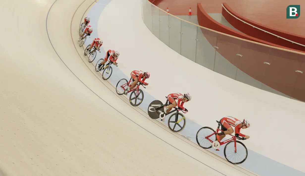 Sejumlah atlet balap sepeda saat menggelar latihan di Jakarta Internasional Velodrome, Jakarta, Selasa (31/7/2018). Menpora berharap para atlet dapat berprestasi di Asian Games 2018. (Bola.com/M Iqbal Ichsan)