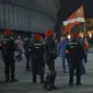 Seorang petugas kepolisian wilayah Basque, Spanyol, tewas setelah mencoba melerai bentrokan antara kelompok suporter Athletic Bilbao dan Spartak Moskow di luar Stadion San Mames, Kamis (22/2/2018). (AFP/Ander Gillenea)