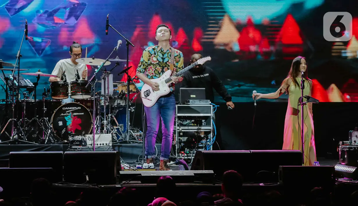 Aksi panggung band Barasuara pada Tamagochill festival yang bertajuk it’s time to go chill di Tennis Indoor Senayan, Jakarta, Jumat (22/11/2019). Dalam penampilannya mereka membawakan sejumlah lagu tenarnya seperti Sendu Melagu, Mengunci Ingatan, dan Bahas Bahasa. (Liputan6.com/Faizal Fanani)