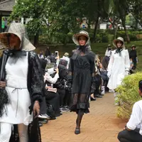 Barli Asmara Rilis Koleksi Monokrom (Adrian Putra/Fimela.com)