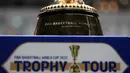 Trofi Piala Dunia Basket atau sering disebut Naismith Trophy saat dipajang pada peresmian Indonesia Arena pada Senin (07/08/2023) di Senayan, Jakarta. (Bola.com/Bagaskara Lazuardi)