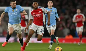 Lima menit kemudian atau pada menit ke-62, Myles Lewis-Skelly sukses menggandakan keunggulan Arsenal atas Manchester City. (Glyn KIRK/AFP)