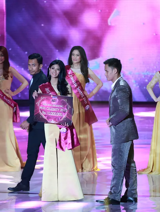 Yuli dari Bandung berhasil menyabet penghargaan Micel Best Presenting. Ia disematkan oleh Choky Sitohang sebagai sosok yang sudah tahu betul bagaimana menjadi seorang presenter yang baik di dunia entertainment. (Deki Prayoga/Bintang.com)