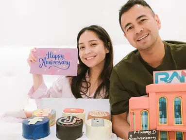 Tepat di tanggal 17 Oktober 2024 ini, usia pernikahan Raffi Ahmad dan Nagita Slavina genap 10 tahun. Sebagai kado ultah pernikahan 1 dekade, pasangan artis itu menelurkan single baru berjudul "Kisah Lestari" yang sudah bisa didengar di semua platform musik digital. (Liputan6.com/IG/@raffinagita1717)