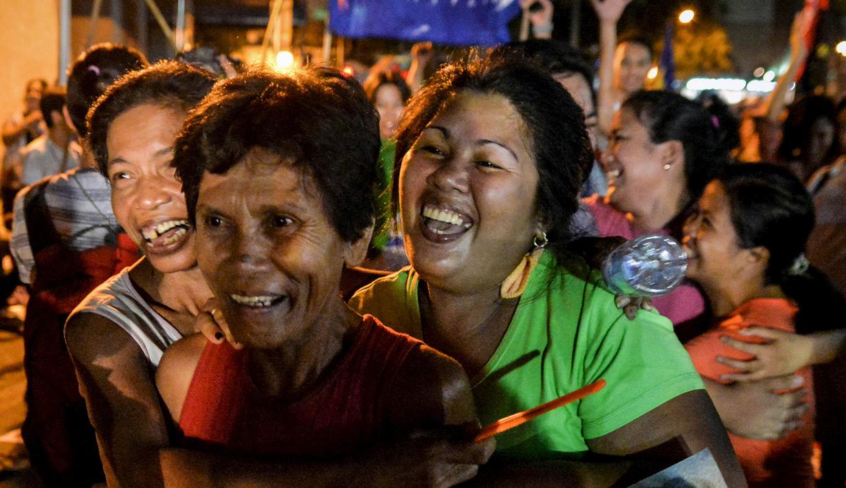 Ekspresi kegembiraan sejumlah aktivis setelah mendengar pemerintah Indonesia menunda pelaksanaan eksekusi hukuman mati terhadap Mary Jane, di depan Kedutaan Indonesia di Filipina, Rabu (29/4/2015). (REUTERS/Ezra Acayan)