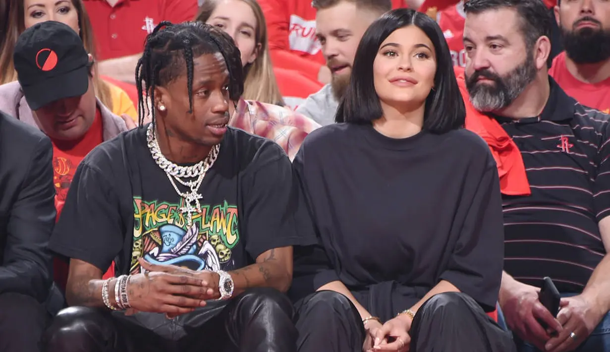 Seperti yang sudah   diberitakan sebelumnya, Kylie Jenner memang bermesraan dengan Travis Scott dalam pertandingan tersebut. (E! Online)