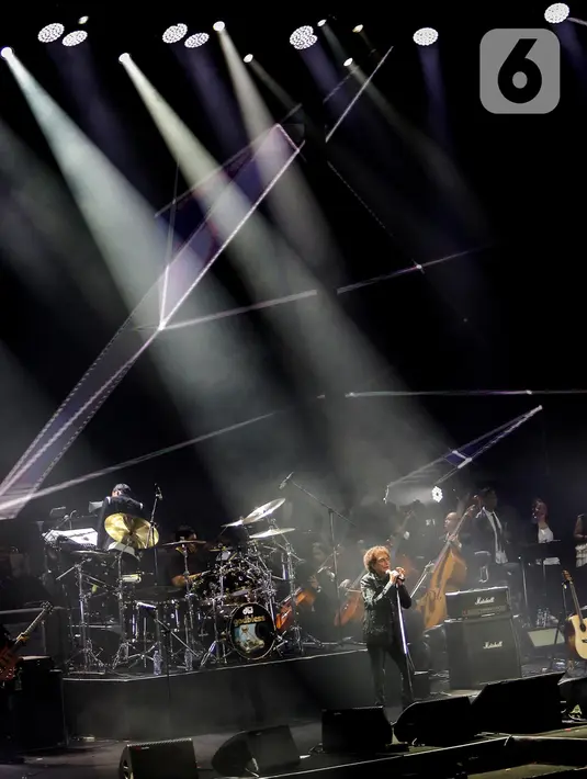 <p>Sebelum konser dimulai, God Bless mendapat penghargaan MURI sebagai band tertua di Indonesia yang masih berkiprah hingga kini. (Liputan6.com/Angga Yuniar)</p>