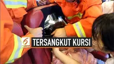 Petugas pemadam kebakaran berupaya melepaskan rambut seorang turis yang tersangkut di kursi pijat. Insiden ini terjadi di ruang tunggu stasiun Kota Zunyi, China.
