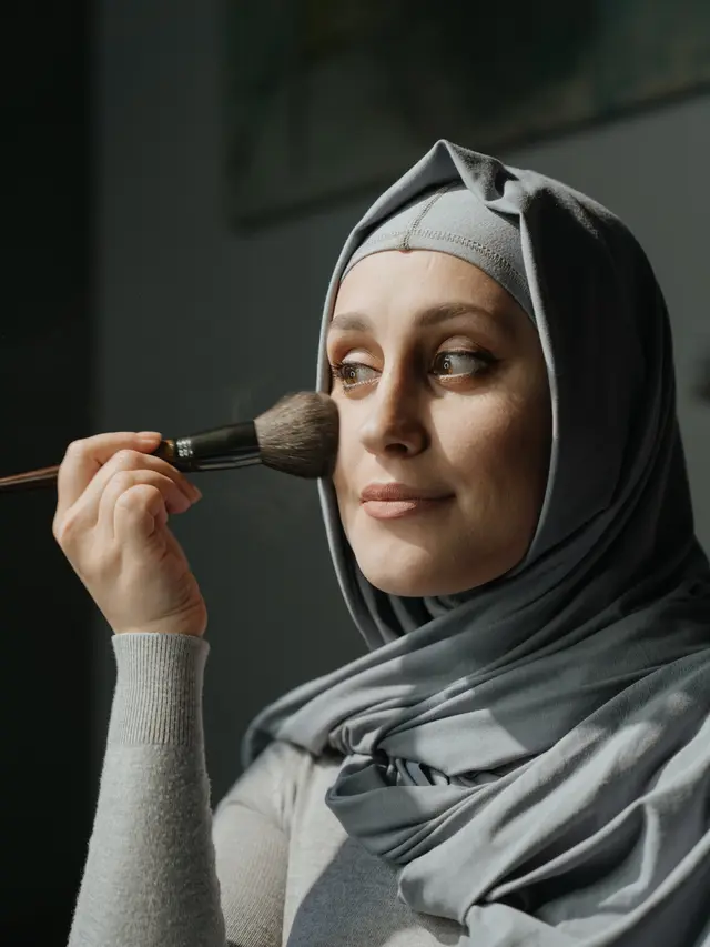 ilustrasi tips makeup tetap on point walaupun terkena hujan/cottonbro/pexels