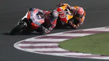 Pembalap Ducati Andrea Dovizioso beradu cepat dengan pembalap Marc Marquez saat balapan MotoGP Qatar 2018 di Sirkuit Internasional Losail (18/3). Hingga putaran terakhir Dovizioso harus bersaing ketat dengan Marc Marquez.  (AFP Photo/Karim Jaafar)