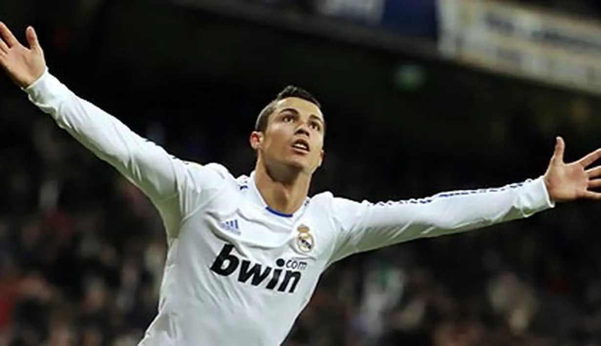 Cristiano Ronaldo melesakkan sepasang gol ke gawang Valencia untuk membawa Real Madrid menang 2-0 pada partai La Liga di Santiago Bernabeu pada 4 Desember 2010. AFP PHOTO/DOMINIQUE FAGE