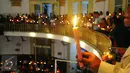 Umat Kristiani menyalakan lilin pada misa malam Natal di Gereja Immanuel, Jakarta  Sabtu (24/12) Gereja Protestan Indonesia bagian Barat (GPIB) Immanuel DKI Jakarta menggelar tiga misa malam Natal. (Liputan6.com/Angga Yuniar)