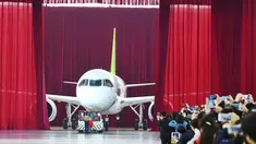 Para tamu mengambil gambar pesawat jet penumpang C919 pertama yang dibuat oleh Commercial Aircraft Corp of China ( Comac) di Shanghai, China, (2/11/2015). Comac meluncurkan Pesawat buatan Cina pertama dengan kapasitas 158 tempat duduk. (REUTERS/Stringer) 