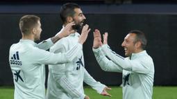Pemain Spanyol, Inigo Martinez Berridi (kiri), Raul Albiol (tengah) dan Santiago Cazorla tertawa saat mengikuti sesi latihan tim di stadion Ramon de Carranza di Cadiz (14/11/2019). Spanyol akan bertanding melawan Malta pada Grup F Kualifikasi Piala Eropa 2020. (AFP Photo/Cristina Quicler)