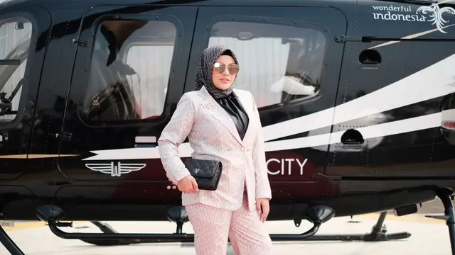 Potret Aurel Hermansyah Berpose di depan Helikopter, credit: Vanilla Hijab