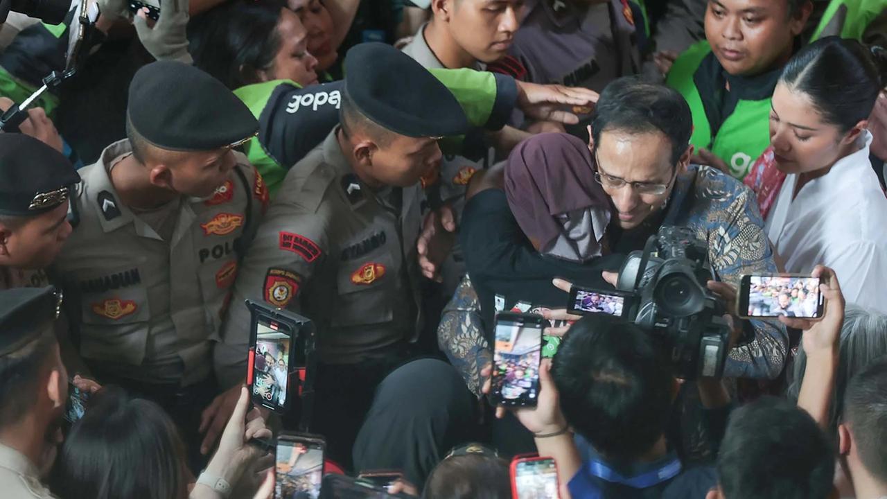 FOTO: Tangis Nadiem Pecah Usai Divomis 10 Tahun
