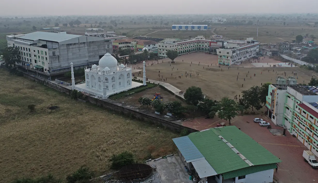 Dalam foto pada 25 November 2021 ini, pemandangan udara dari replika Taj Mahal di Burhanpur di negara bagian Madhya Pradesh, India. Pengusaha India Anand Prakash Chouksey membangun rumah yang berukuran sekitar sepertiga dari ukuran monumen aslinya. (Uma Shankar MISHRA / AFP)