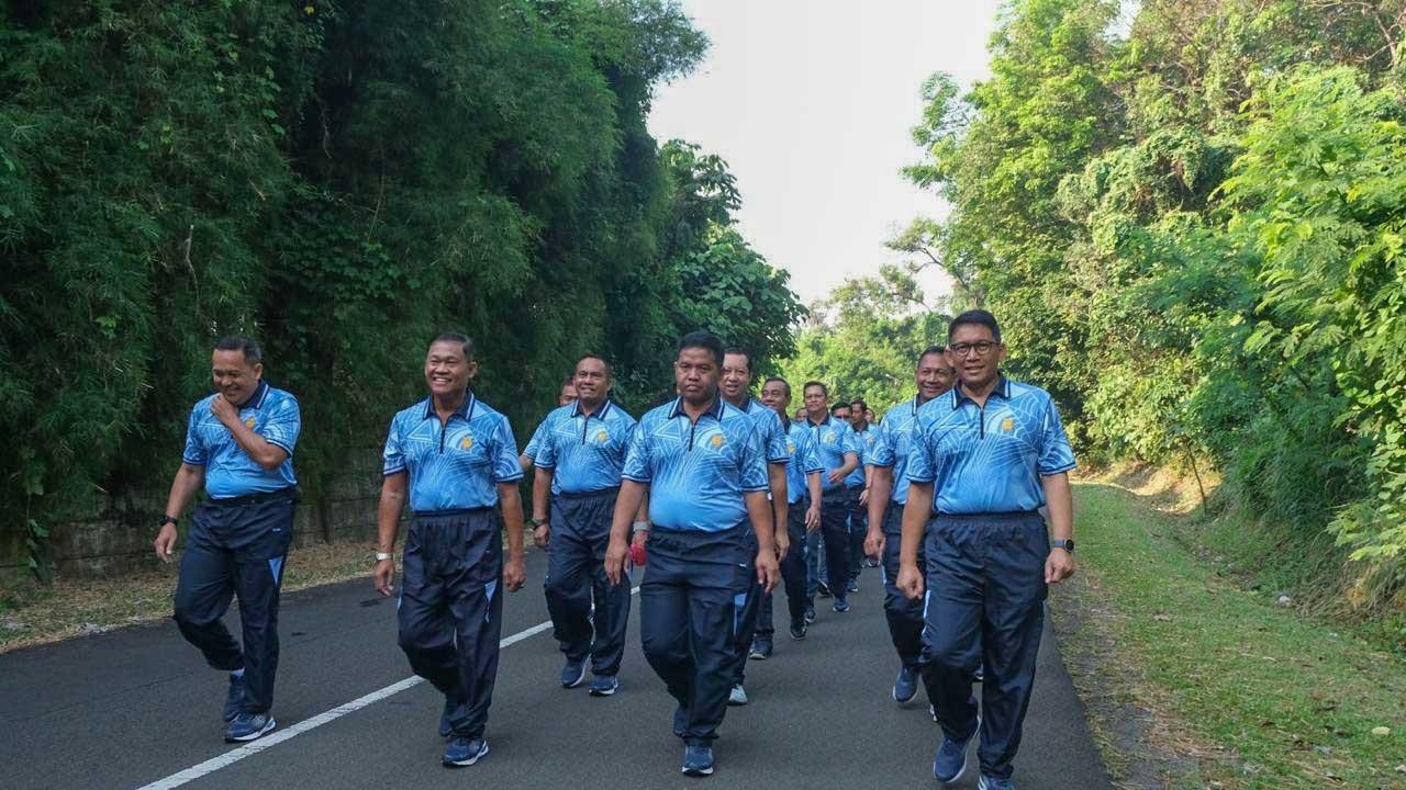 FOTO: Pangkoopsudnas Ajak Prajurit Jalan Sehat, Perkuat Kebugaran dan Soliditas