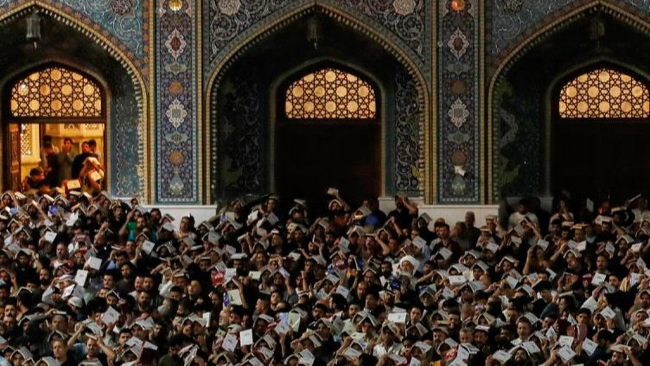 Dalam momen tersebut para jemaah berlomba-lomba memperbanyak doa, zikir, dan lantunan ayat suci Alquran.&nbsp;AHMAD AL-RUBAYE / AFP