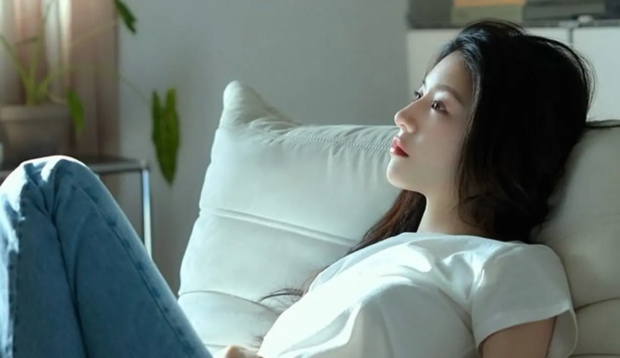 Bahkan dilihat dari samping pun, Go Younjung tampil super cantik. Ia tampak mengenakan kaus putih lengan pendek dan celana jeans, bersandar ke sofa dengan rambut panjang yang dibiarkan tergerai, dan wajah dirias minimalis. [Foto: Instagram/goyounjung]