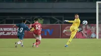 Kiper Timnas Indonesia U-19, Cahya Supriadi menendang bola saat melawan Brunei Darussalam U-19 dalam laga matchday kedua penyisihan Grup A Piala AFF U-19 2022 di Stadion Patriot Candrabhaga, Bekasi, Senin (4/7/2022). (Bola.com/M Iqbal Ichsan)